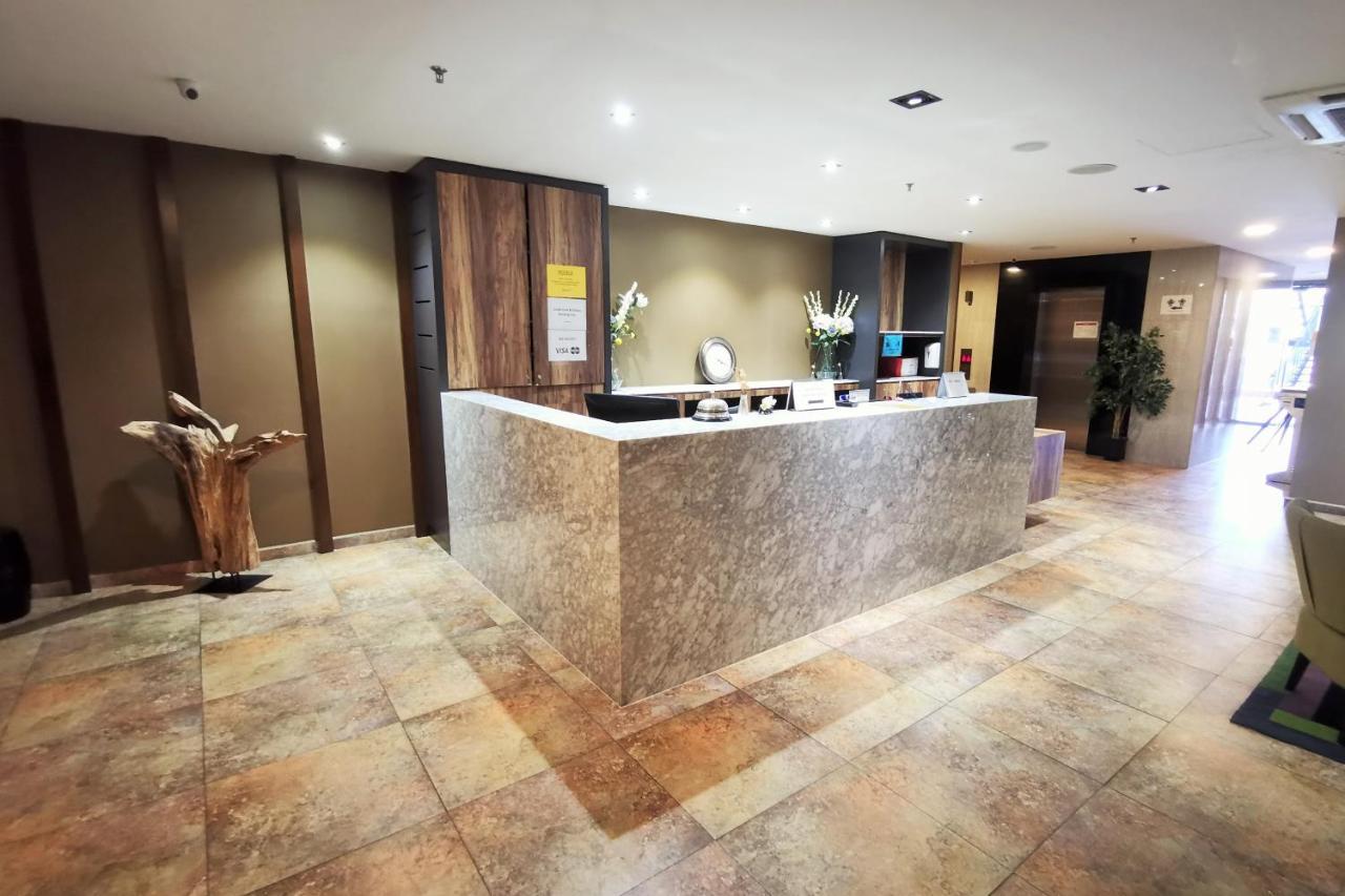 B.Suites 21 コタキナバル エクステリア 写真